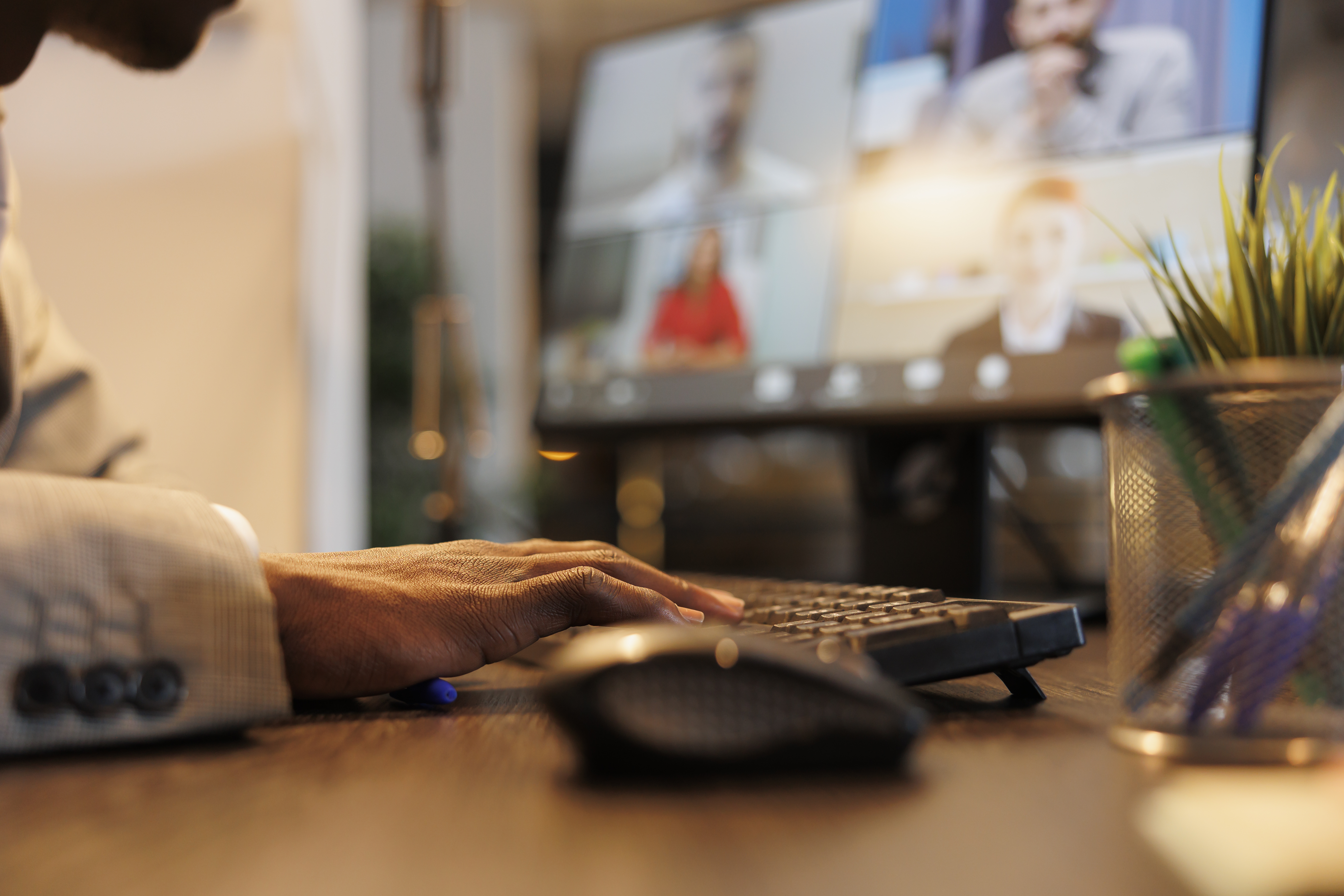 homem em videoconferência